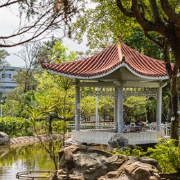 The Chinese pavilion provides great vantage points to appreciate and photograph the flowing water and its verdant surroundings.
